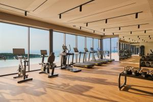 una palestra con una fila di tapis roulant e cyclette di Luxury Villa within Resort, Savudrija, Umag, Istra a Savudrija
