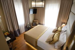ein Schlafzimmer mit einem Bett und einem großen Fenster in der Unterkunft Luxury Rooms Fortuna in Split