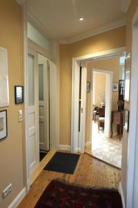 um corredor com uma porta que leva a uma sala de estar em Ferienwohnung Coco Brockesstr. 10 em Lübeck