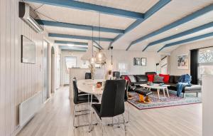 HejlsにあるCozy Home In Hejls With Saunaの青い天井のリビングルーム(テーブル、椅子付)