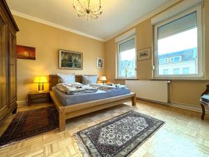 Schlafzimmer mit einem Bett und einem Kronleuchter in der Unterkunft Ferienwohnung Coco Brockesstr. 10 in Lübeck