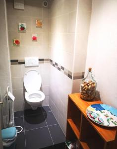 uma casa de banho com WC e uma tigela no balcão em beautiful apartment in Villa Sandrinella em Gorbio