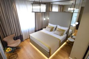 ein Hotelzimmer mit einem Bett und einem Stuhl in der Unterkunft Luxury Rooms Fortuna in Split