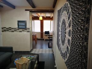 uma sala de estar com uma parede com uma parede estampada em beautiful apartment in Villa Sandrinella em Gorbio