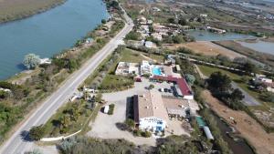 - une vue aérienne sur une maison à côté d'une rivière dans l'établissement Clamador, à Saintes-Maries-de-la-Mer