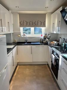 A kitchen or kitchenette at Purfleet Apartment-Free Parking