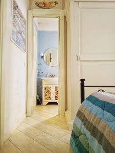 リオマッジョーレにあるL'oblòのベッドルーム(ベッド1台、鏡、シンク付)