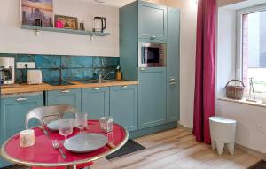Η κουζίνα ή μικρή κουζίνα στο Nice Home In Ploubazlanec With Kitchen