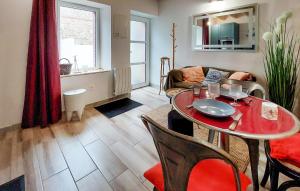 Χώρος καθιστικού στο Nice Home In Ploubazlanec With Kitchen +7 φωτογραφίες