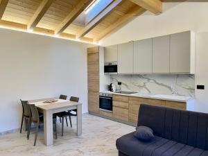 a kitchen and dining room with a table and chairs at Appartamento CS in Sabbionara