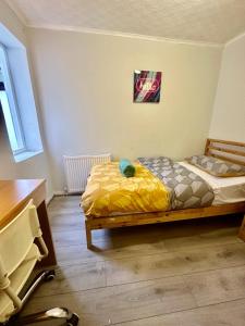 a bedroom with a bed and a desk at Bethnal Green Rooms R5 in London