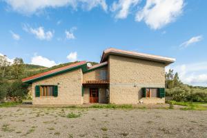 una casa en medio de un campo en Villa Gambula, en Carbonia