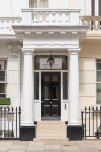 un edificio blanco con una puerta negra en Mornington Hotel London Victoria, en Londres