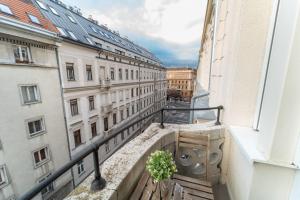 un balcon d'un bâtiment avec une usine dans l'établissement UPP Design Home, à Budapest