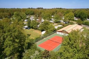 an overhead view of a tennis court with a tennis racket at Glamping Drenthe in Meppen