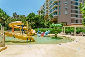 einen Wasserpark mit Rutsche im Pool in der Unterkunft Fabulous Oceanview Suite with Private Jacuzzi plus Access to Beach&Pools in Cancún