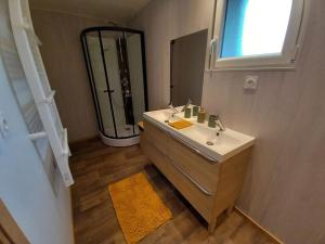 un baño con lavabo y espejo en LE ZÈDÈL - Duplex 100m2 vue montagne, au cœur de la Savoie, au pied des stations de ski, en Aigueblanche 41 fotos más