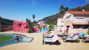 Bazén v ubytování Camping Vallée du Paradis nebo v jeho okolí