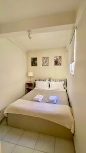 リスボンにあるChiado Apartment with Terrace 1のベッドルーム1室(ベッド1台、タオル2枚付)