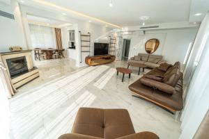 サパンジャにあるWhite Home Sapancaのソファと暖炉のある広いリビングルーム