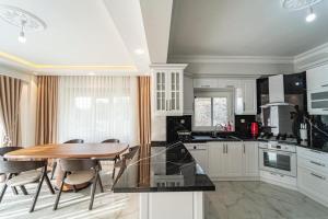 サパンジャにあるWhite Home Sapancaの木製のテーブルとダイニングルームのあるキッチン