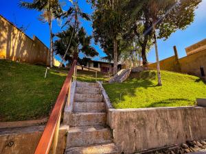 un conjunto de escaleras en un parque con palmeras en Espaço 386, en Blumenau