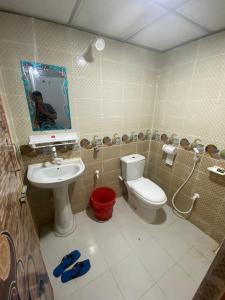 y baño con aseo y lavamanos. en Surjasto Resort en Jaliapāra