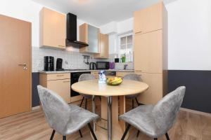 Una cocina con una mesa y sillas en una habitación. en Ferienwohnung Möwe, en Carolinensiel