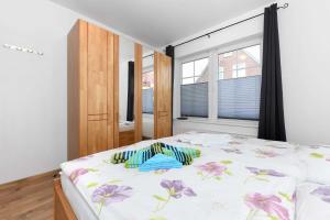 un dormitorio con una cama y una ventana en Ferienwohnung Möwe, en Carolinensiel