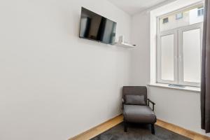 Cette chambre dispose d'une télévision et d'une fenêtre. dans l'établissement StayEasy Apartments Vienna A#3, à Vienne