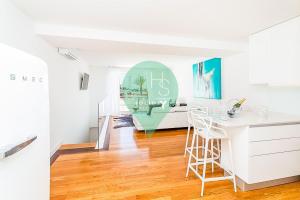 a kitchen with a table and chairs in a room at Vista dos Seus Sonhos T2 HsR Vilamarina in Quarteira