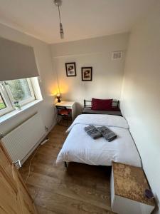 a bedroom with a bed in a room with a window at Victoria Park House R1 in London