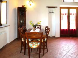 comedor con mesa y sillas en Apartment Fienile by Interhome, en Sasso Pisano