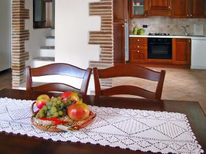un plato de fruta en una mesa de la cocina en Apartment Fienile by Interhome, en Sasso Pisano