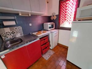 Η κουζίνα ή μικρή κουζίνα στο Studio cabine mezzanine cosy avec terrasse, 6 couchages, parking privé - Marseillan - FR-1-326-521