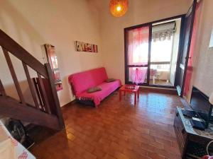 Μια τηλεόραση ή/και κέντρο ψυχαγωγίας στο Studio cabine mezzanine cosy avec terrasse, 6 couchages, parking privé - Marseillan - FR-1-326-521