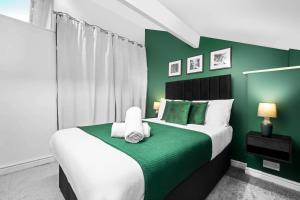 Katil atau katil-katil dalam bilik di Luxury 4 Bedroom Townhouse - Edgbaston - Near Birmingham City Centre - Sleeps 8 - Parking - 578P