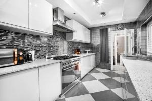 Køkken eller tekøkken på Stylish 4 Bedroom Townhouse - Edgbaston - Near Birmingham City Centre - Sleeps 8 - Parking - 578P