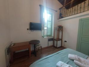 - une chambre avec un lit, un bureau et une fenêtre dans l'établissement Hotel Valide Hanim Konak, à Lefkosa Turk