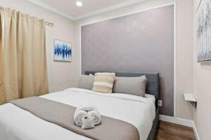 Un dormitorio con una cama con una toalla. en Caviar Dreams In The Heart of Hillcrest en San Diego