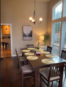 uma sala de jantar com uma grande mesa de madeira e cadeiras em Home sweet home em Hillsboro