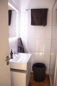 a white bathroom with a sink and a mirror at City Prize Löhne Küche Balkon Parken Netflix 5 Personen in Löhne