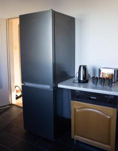 a kitchen with a black refrigerator and a counter at City Prize Löhne Küche Balkon Parken Netflix 5 Personen in Löhne