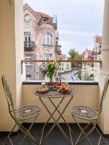 einen Tisch auf einem Balkon mit Essen drauf in der Unterkunft 31_Vezuvio - DeerRest Apart in Jelenia Góra