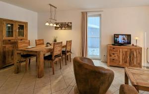 Televisyen dan/atau pusat hiburan di 2 Bedroom Gorgeous Apartment In Rechlin
