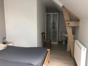 1 dormitorio con 1 cama y baño con ducha en Gîte Saint-Léonard-des-Bois, 8 pièces, 15 personnes - FR-1-410-224, en Saint-Léonard-des-Bois