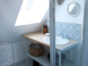 Koupelna v ubytování Gîte charmant proche du Mans : nature, objets atypiques et ambiance familiale - FR-1-410-249