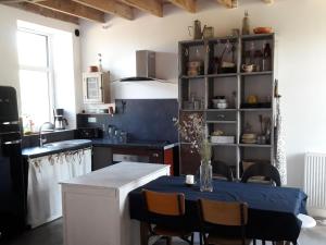 Kuchyň nebo kuchyňský kout v ubytování Gîte charmant proche du Mans : nature, objets atypiques et ambiance familiale - FR-1-410-249 + 11 fotografií