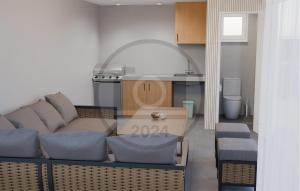 ein Wohnzimmer mit einem Sofa und einem Tisch in der Unterkunft Nice Home In Paljuv With Wi-fi in Paljuv