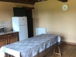 Cucina o angolo cottura di Maison de plain-pied avec jeux, coin pêche et musée du vélo à proximité - FR-1-410-136